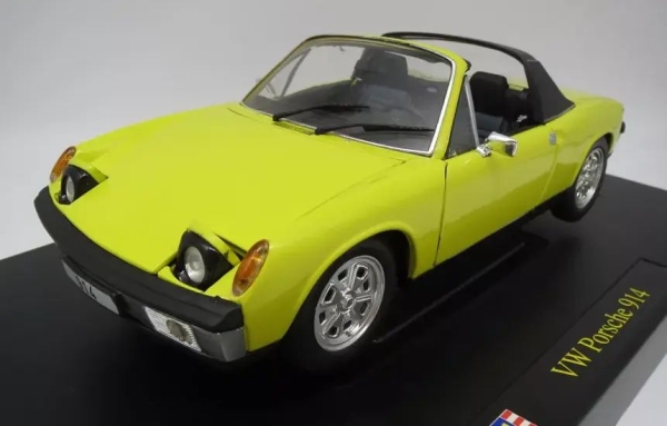 Revell Porsche Volkswagen 914 Targa 1969 Metallmodell auf Sockel (7408)